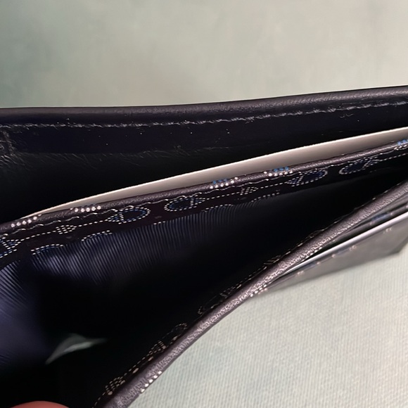 Authentic Gucci Bi-Fold Leather Wallet - Picture 7 of 11